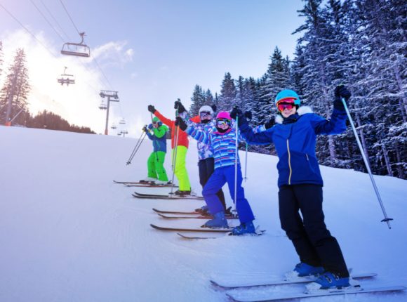 Skupina lidí na lyžích